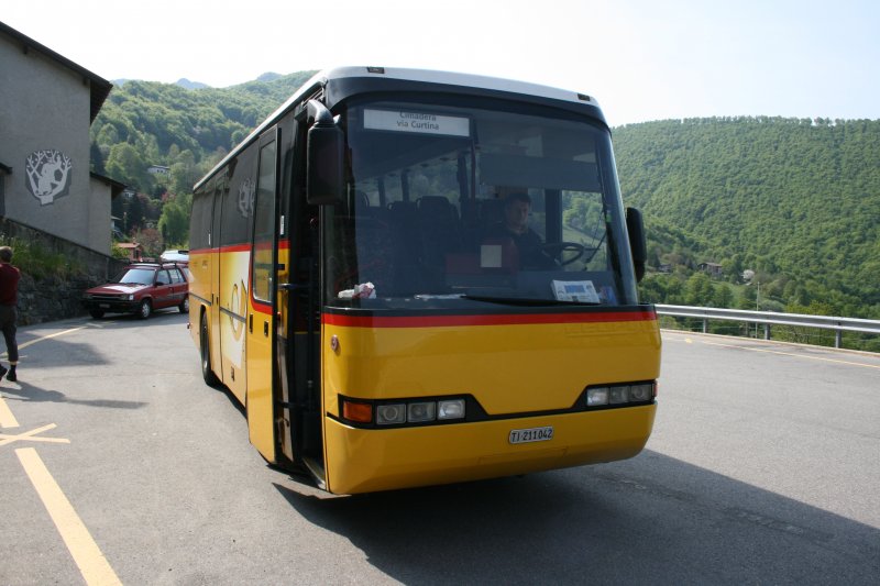 Nur wenige Postautos im Tag fahren von Maglio weiter nach Cimadera. Auf einem dieser Kurse war am 30.4.2007 der Neoplan N312K TI 211'042 (2001) von Autopostale Capriasca im Einsatz. 