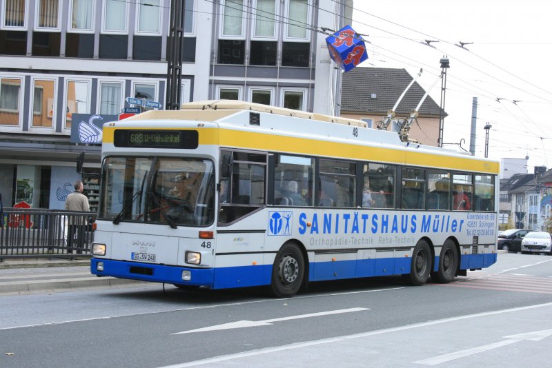 O Buswagen 48 nach Wuppertal Vohwinkel am ZON Solingen Stadtmitte.
24.10.2009