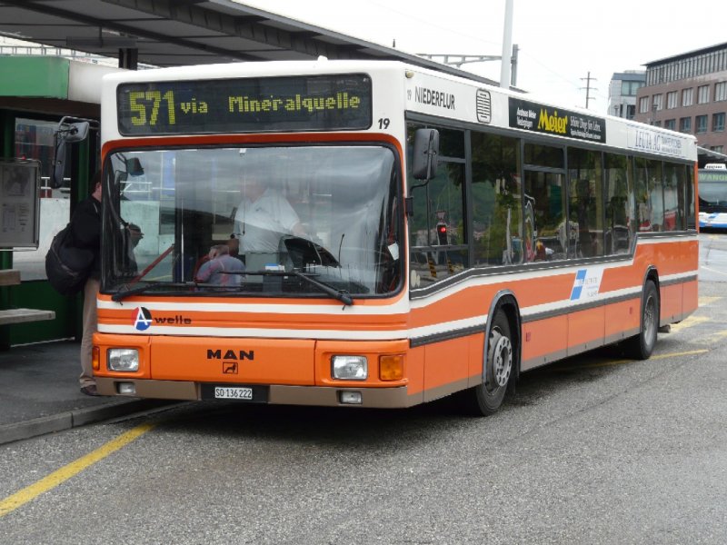 Olten - MAN  Bus Nr.19  SO 136222 unterwegs auf der Linie 571  bei der Haltestelle vor den Bahnhof Olten am 12.07.2008