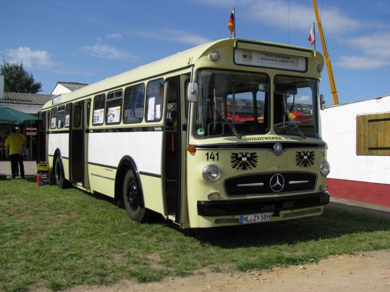 Omnibus MB O 317 der Stadtwerke Lbeck -SL-, Meetzen 17.08.2008