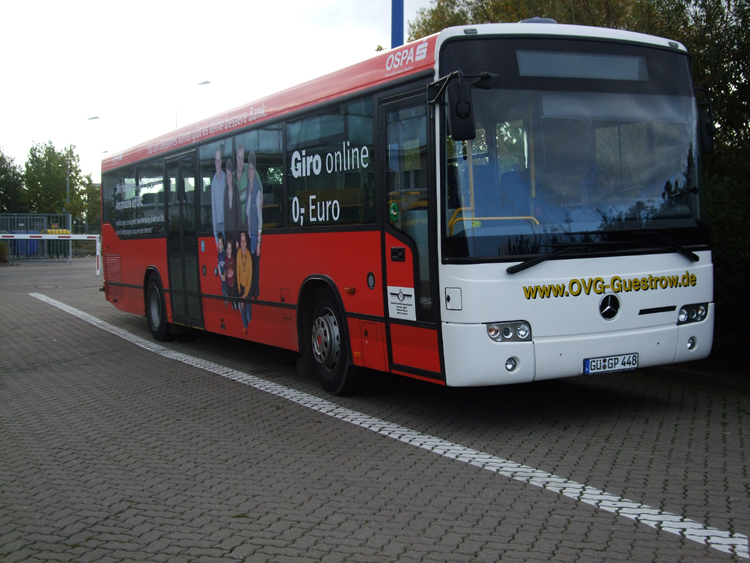 OVG-Omnibusverkehrsgesellschaft Gstrow GmbH wartet als Linie 200 von Rostock Hautbahnhof/Sd nach Gstrow in Hhe ZOB Rostock Hbf.(30.09.09)