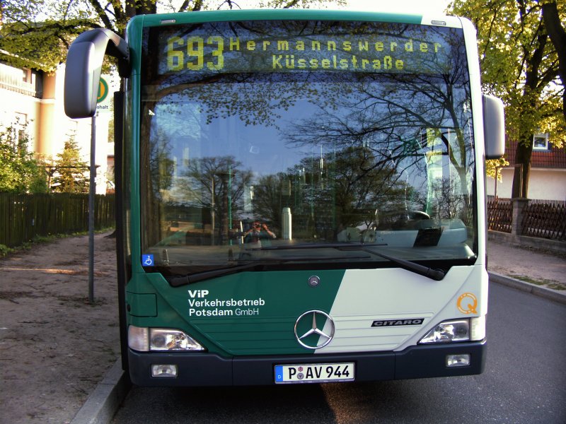 P-AV 944. Dieser Bus der Linie 693 kommt gerade von Am Stern, Johannes-Kepler-Platz und steht gerade auf Hermannswerder. Nach kurzen Stop geht es weiter als Verstrker zum Hauptbahnhof Potsdam.
