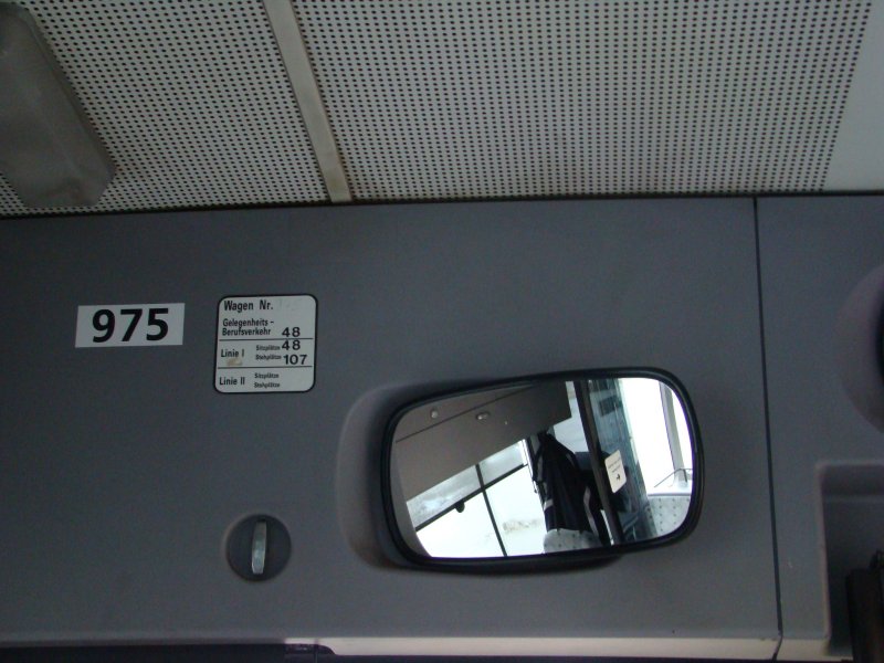 P:AV 975 ist noch ein Mercedes Benz O 405 Niederflurbus. Hier der Rckspiegel fr den Busfahrer. Aufgenommen am 18.01.08