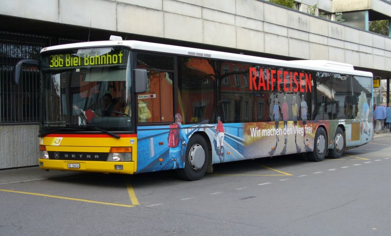 Post - Reisebus Kssborer Setra BE 26614 mit Werbung fr eine Bank vor der Post in Aarberg am 26.11.2006