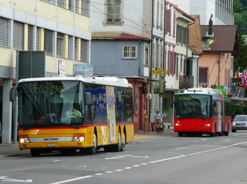 Postauto + VB Biel - Setra BE 350471 unterwegs auf der Linie 86 zusammen mit dem NAW Trolleybus Nr.87 der unterwegs auf der Linie 4 ist in der Aarbergstrasse am 07.06.2009