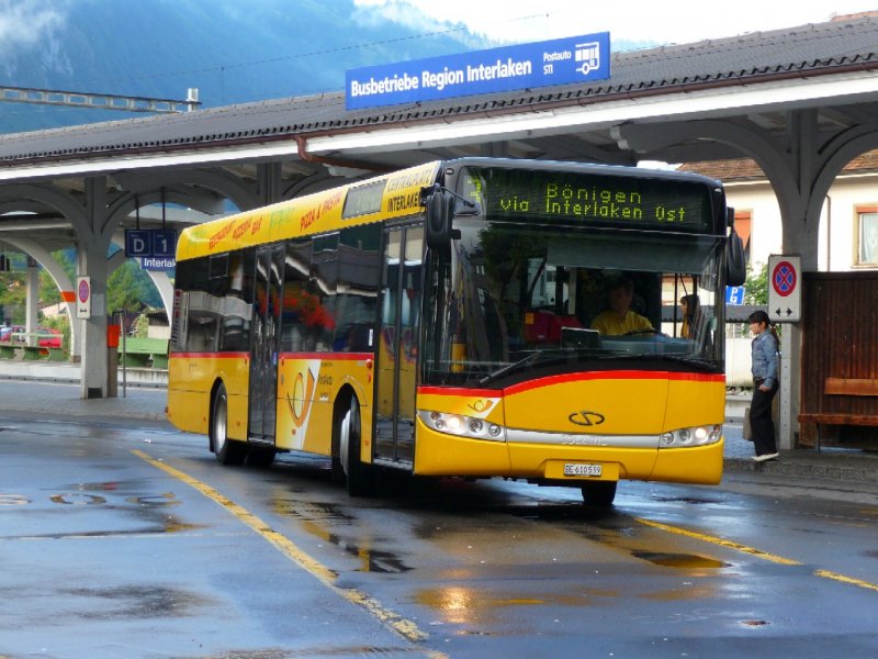 Postauto - Solaris Bus BE 610539 bei den Haltestellen vor dem Bahnhof in Interlaken West am 16.08.2008