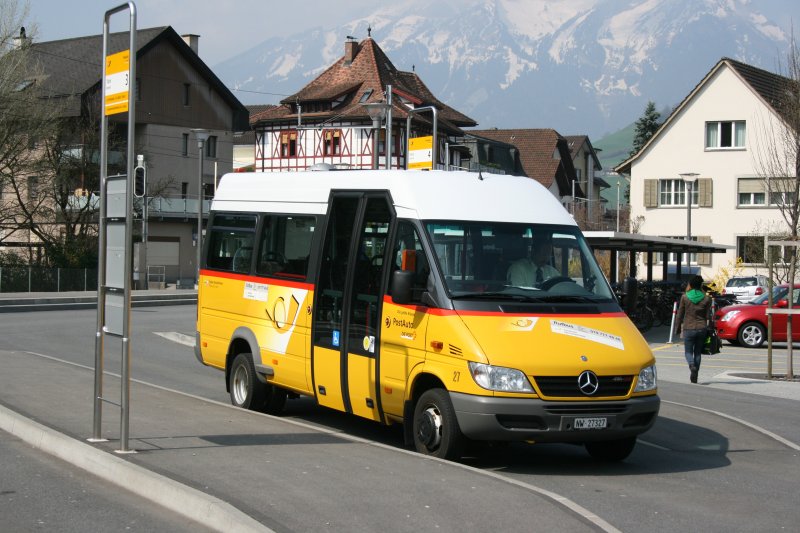 PostAuto Zentralschweiz, PU Thepra AG, Stans, Nr. 27 (NW 27'327, Mercedes-Benz Sprinter 416CDI, 2004) beim Bahnhof Stans (5.4.2009).