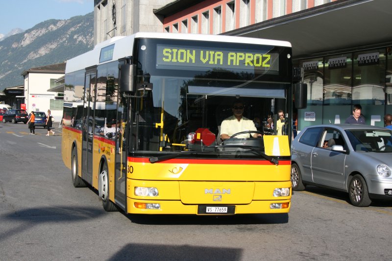 PU MOB, Montreux, Nr 30 (VS 77'659, MAN/Gppel 12.220HOCL A76, 2006) am 16.7.2009 in Sion, gare. 