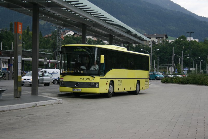 Regio Arlberg/Postbus PT12'202 (MB Integro) am 26.7.2008 in Landeck-Zams, Bahnhof.
