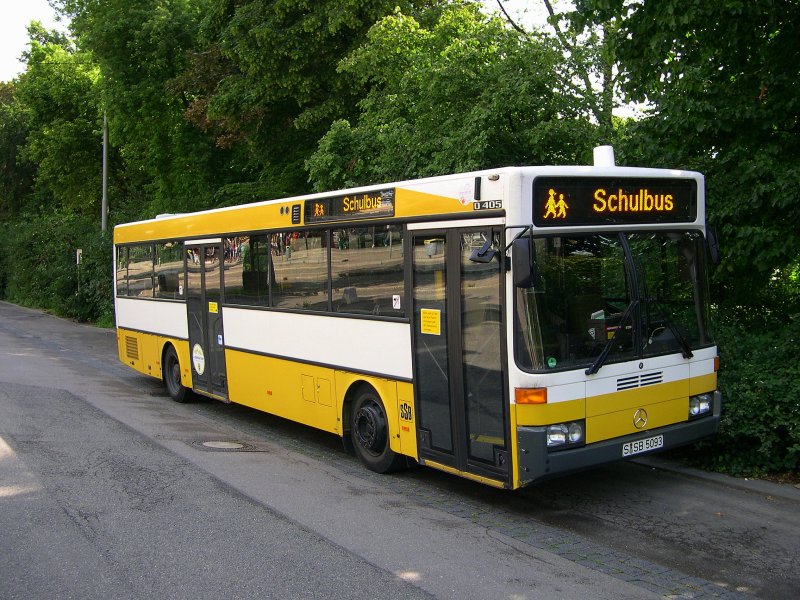 Region Baden Wrttemberg - Einer der letzten Mercedes Benz O 405 der Stuttgarter Straenbahn AG steht am 23.07.2009 zufllig abgestellt am Busbahnhof in Stuttgart. Einige dieser Fahrzeuge werden noch auf der Linie 52 und 61 eingesetzt, oder eben wie dieses, als Schulbus.