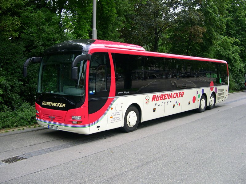 Region Baden Wrttemberg - Mit einem MAN Lions Regio L ist am 22.07.2009 die Firma Rbenacker aus Altensteig in Stuttgart vertreten. Ein Fahrzeug, welches man in Stuttgart noch sehr selten sieht. Das Fahrzeug konnte in seiner Pause am Busbahnhof Stuttgart abgelichtet werden.