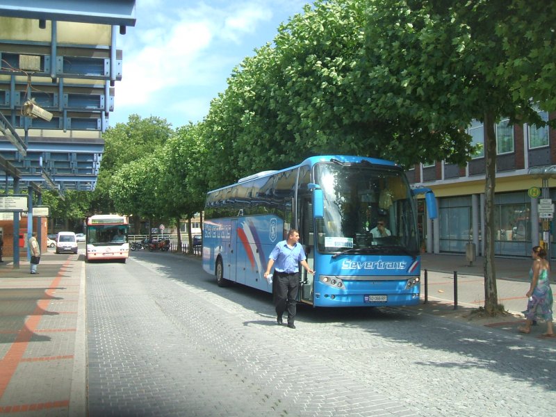 Reisebus von Severtrans aus Belgrad nach Dortmund,hier 
Zwischenstop in Bochum Hbf. 
Hersteller des Busses ist VDL-Berkhof