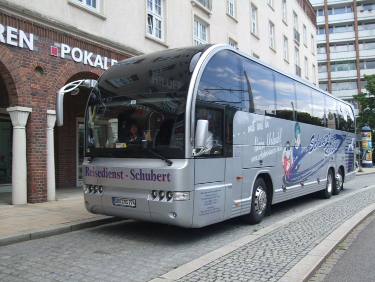 Reisedienst-Schubert warte auf Fahrgste in der in Langen Str Rostock.Aufgenommen am 12.06.09