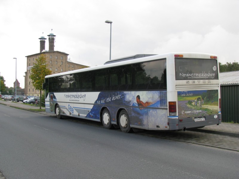 Reiseomnibus SETRA 319 UL der Grevesmhlener Busbetriebe [GBB] mit Werbung fr den Landkreis Nordwestmecklenburg als Urlaubsregion vor der Kulisse der Kreisverwaltung, ehemalige Malzfabrik, Grevesmhlen 24.09.2008