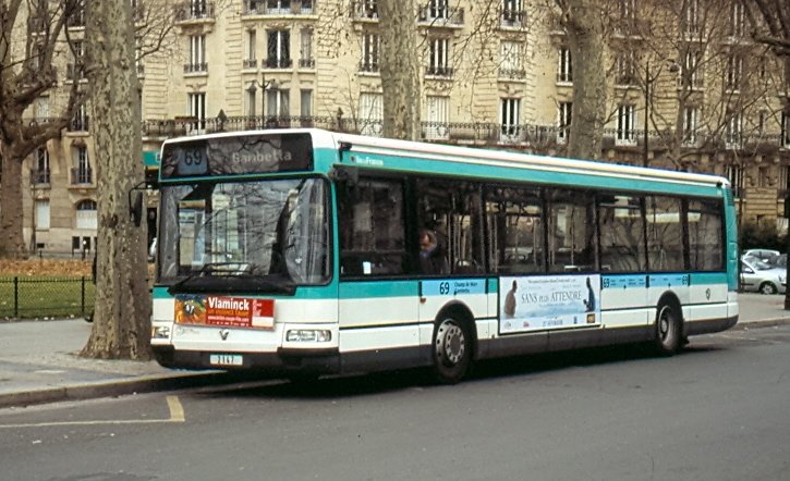 Renault - Bus der RATP auf der Linie 69 an der Endhaltestelle Champ de Mars Nhe des Eiffelturms