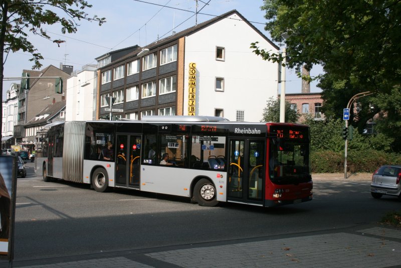 Rheinbahn 8339 auf der Linie 745 in Mettmann Zentrum.
Er wird sein Ziel Mettmann Stadtwald in wenigen Minuten erreicht haben.
19.9.2009