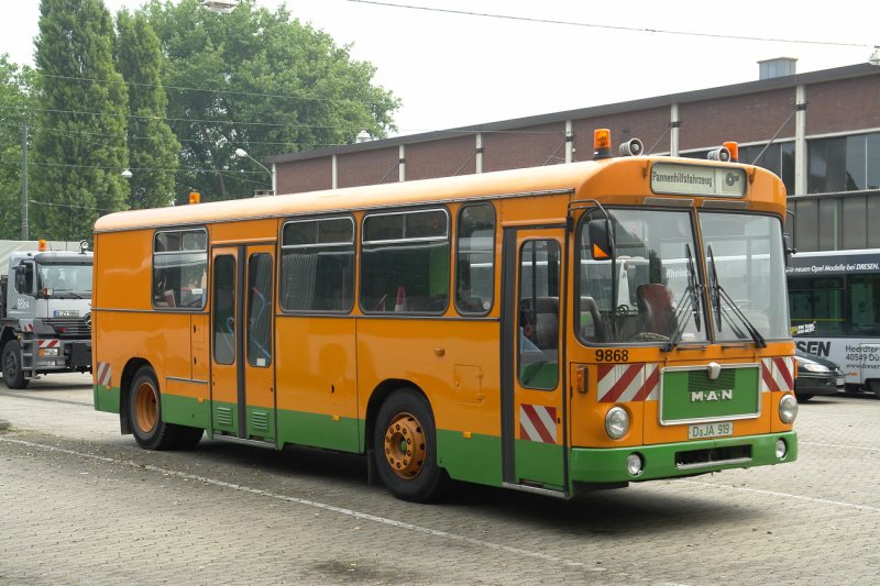 Rheinbahn 9868 wurde aus einem Liniewagen zum Pannenhilfefahrzeug umgebaut.
Aufgenommen beim Tag der Offenen Tr im Betriebshof Dsseldorf Benraht.