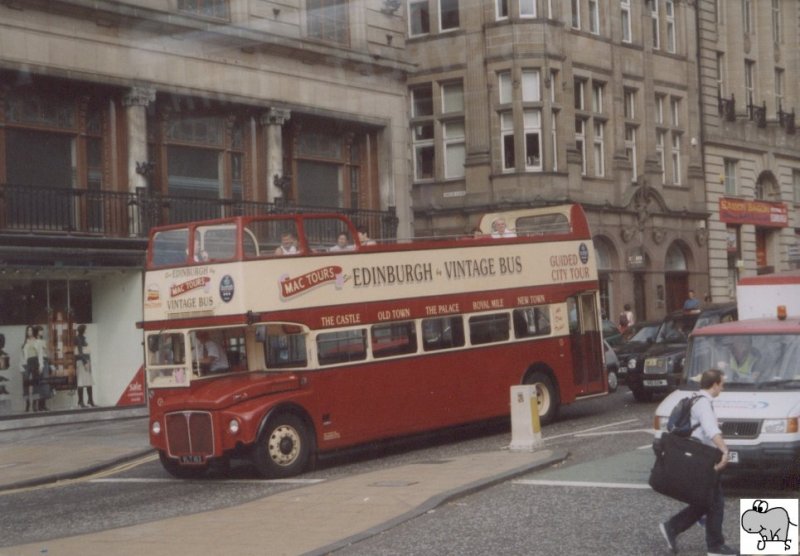 Routemaster Doppeldecker Bus mit offenen Dach der  Mac-Tours . Das Fahrzeug dient als Stadtbesichtigungsfahrzeug in Edinburgh / Schottland. Die Aufnahme entstand bei meiner Schottland Rundreise am 15. August 2004.