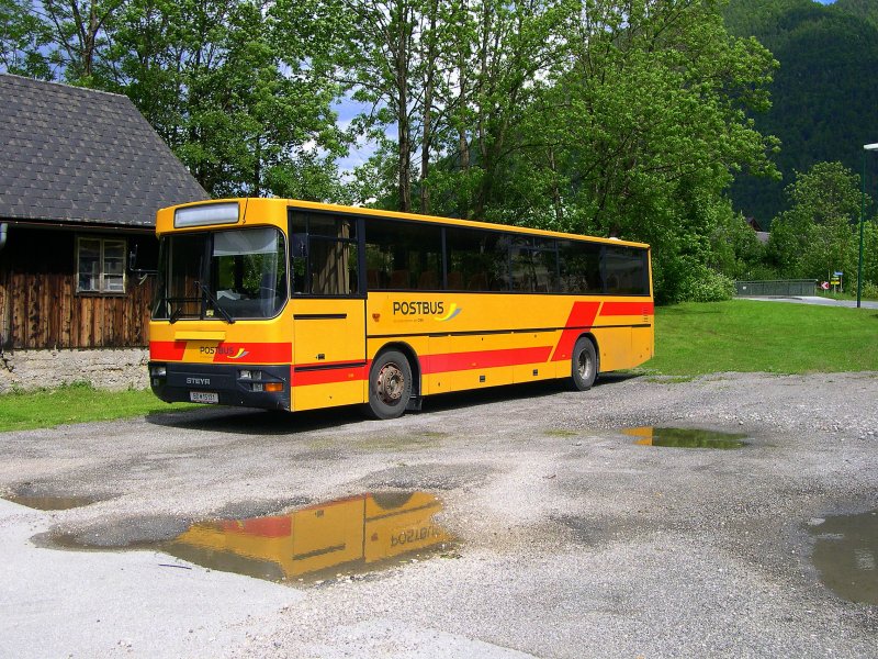 Salzkammergut 2009 - Auch im Ausseerland ist noch der eine oder andere Steyer unterwegs. Im BB Postbus-Depot Bad Aussee ist am 03.06.2009 dieses Exemplar abgestellt.
