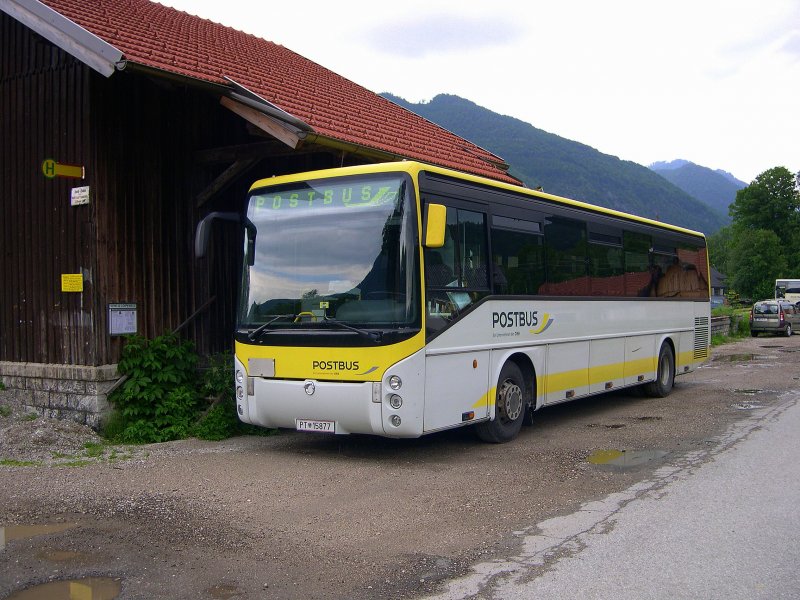 Salzkammergut 2009 - Auch Renault ist bei BB Postbus vertreten. Am 02.06.2009 wartet ein solches Fahrzeug am Bahnhof Grnau im Almtal auf den nchsten Einsatz.