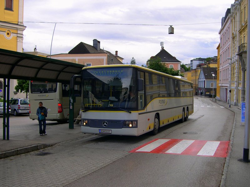 Salzkammergut 2009 - Ein Mercedes Benz Integro O550 L ist am 29.05.2009 auf der Linie Gmunden-Vklabruck eingeteilt. Hier steht das Fahrzeug in Gmunden am Busbahnhof an der Habertstrae.
