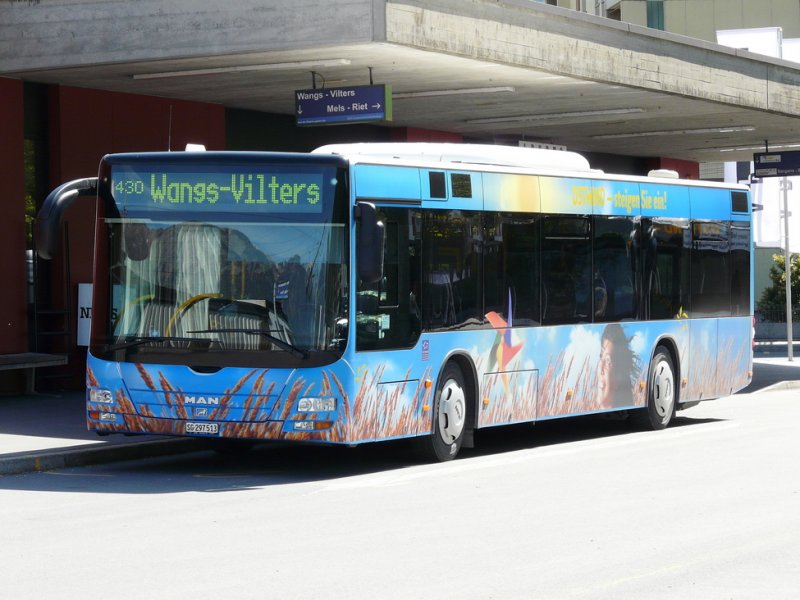 Sarganserland Werdenberg - MAN Lion`s City Bus  SG 297513 mit Werbung bei der Haltestelle neben dem Bahnhof von Sargans am 07.05.2009