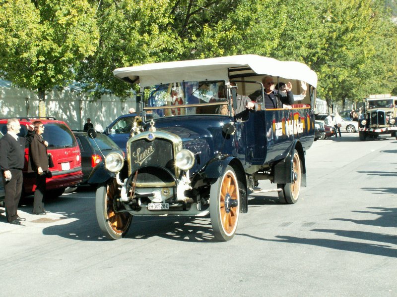 Oldtimertreffen,Saurer Cabrio-Bus,noch mit Holzfelgen und Vollgummireifen.Chur 12.09.09 
