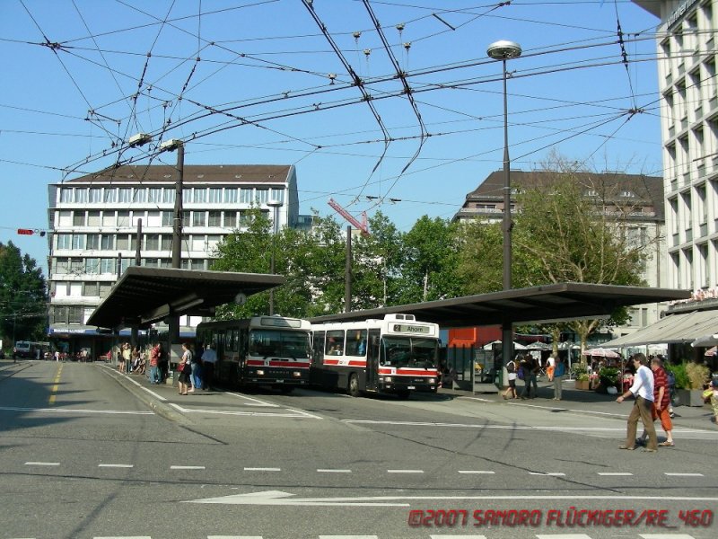 Saurer/Hess Nr. 211 trifft NAW/Hess Nr. 246 (?) am Bahnhof.