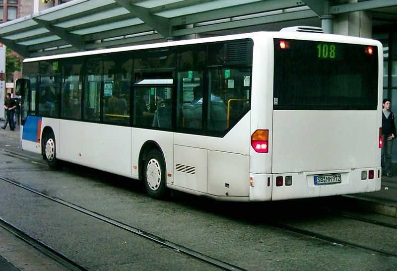 SB:MH 972 Fahrzeug der Firma Harz Reisen im Auftrag der Saarbahn AG als Linie 108 am Hauptbahnhof