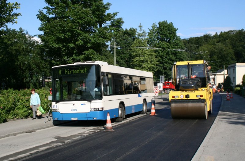 Scania/Hess N94UB Nr. 613 passiert die Arbeiten am Belag im Hirtenhof.(18.6.2008)