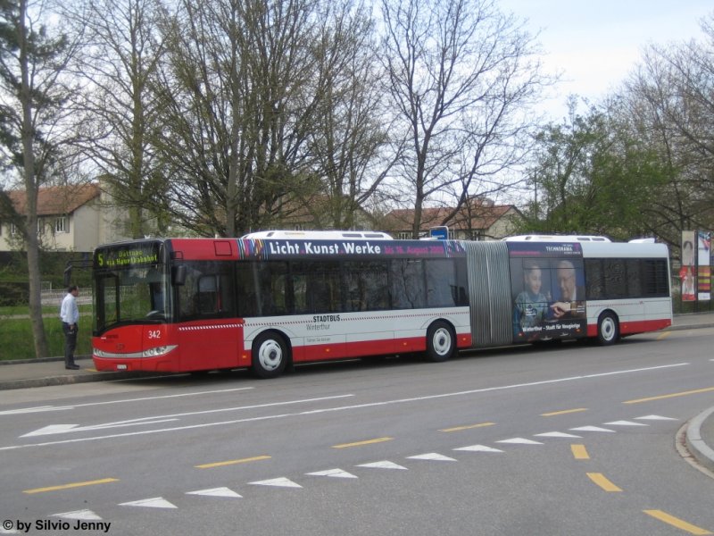 Seit dem Dezember 08 sind nun die neuen Solaris Urbino 18 unterwegs, die aufgrund des Angebotsausbaus auf der Linie 5 und 7 bentigt wurden. Nun erhielten 3 von ihnen einer Werbung vom Technorama. Der Nr. 342 steht am 11.4.09 vor dem zu werbenden Museum, an dem Tag, als 3/4 der Flotte der neuen Solaris auf der Linie 5 im Einsatz waren. (An die Admins, das Bild ist nich schief, sondern der Bus wurde mittels Kneeling abgesenkt).
