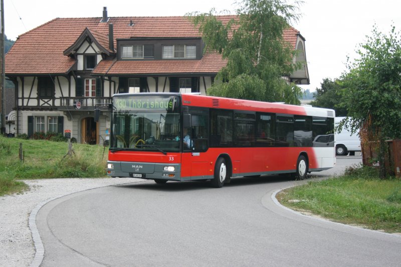 Sensetalbahn, Bern, Nr 33 (BE 480'467, MAN NL313/A21, 2002) am 21.8.2009 in Thrishaus.