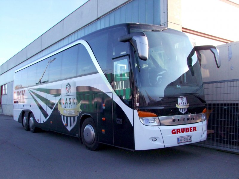 SETRA-416HDH dient als Mannschaftsbus des Vereines LASK, und steht in der Abendsonne vor dem Rieder Fill-Metallbaustadion;081109