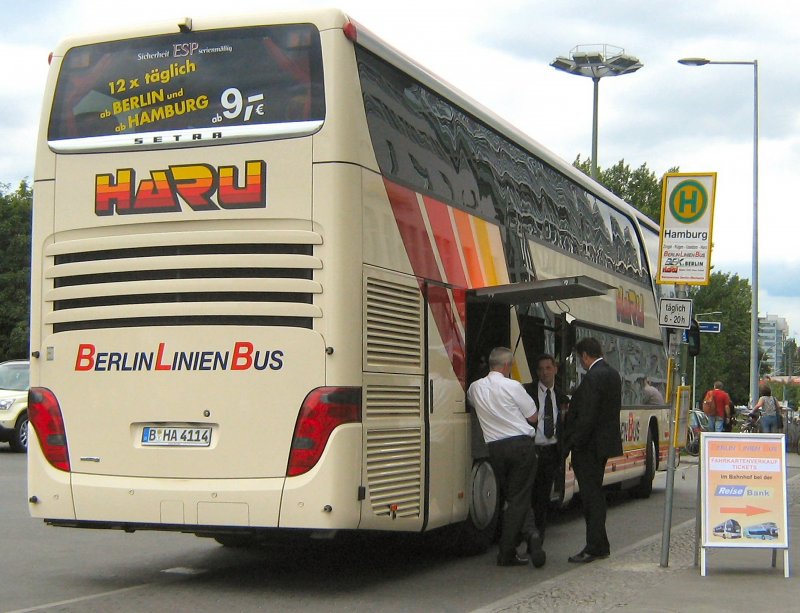 SETRA-Doppeldecker-Fernreisebus (BerlinLinienBus) nach hamburg, Berlin 3.9.2008 vor dem Ostbahnhof