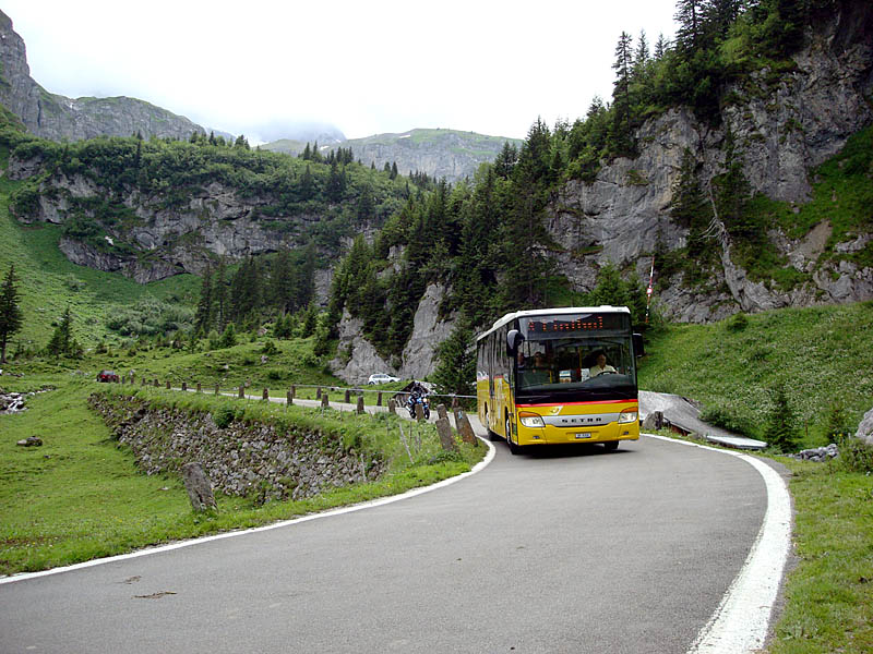 Setra-Postauto fhrt vom Klausenpass in Richtung Urnerboden, 05. Juli 2009
