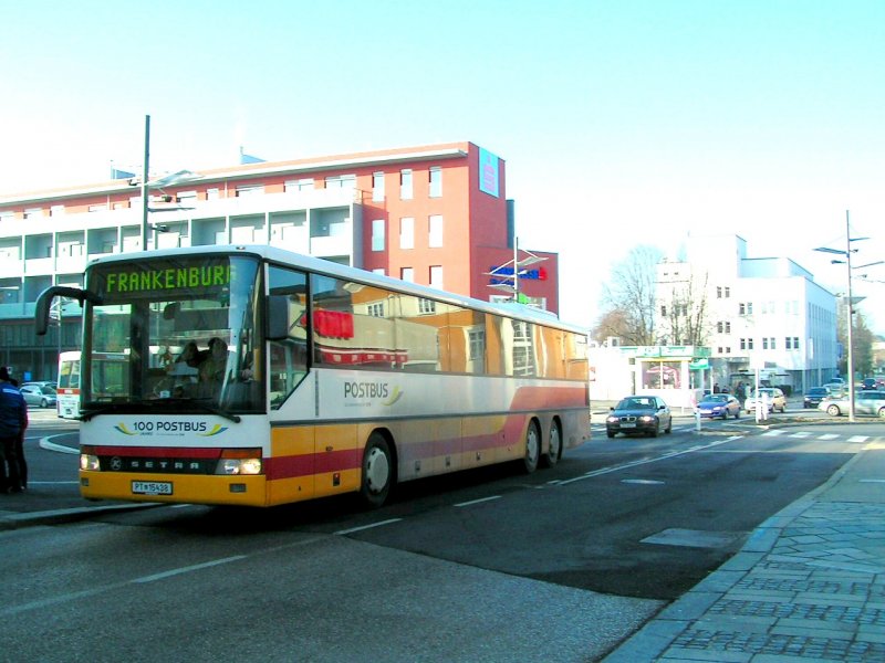 SETRA-Postbus passiert die Haltestelle  MarktplatzCenter  in RIED i.I.; 071219
