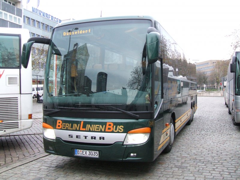 Setra Reisebus von  Berlin Linien Bus  auf dem Weg nach
Dsseldorf,beim Kurzhalt in Dortmund Hbf/Bbf.(19.11.2007)