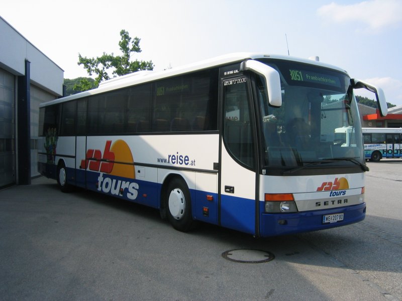 Dieser Setra S 316 UL wird auf der Linie 8051