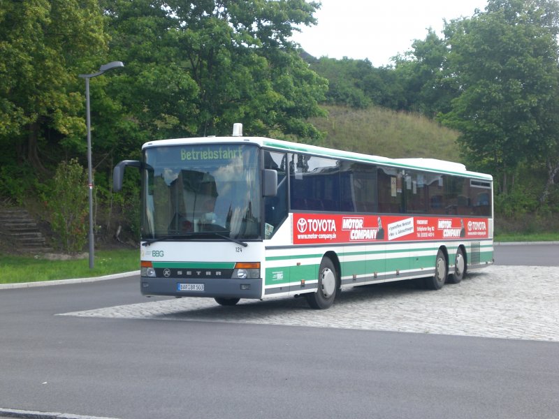 Setra S 300er-Serie auf Betriebsfahrt am Bahnhof Eberswalde.
