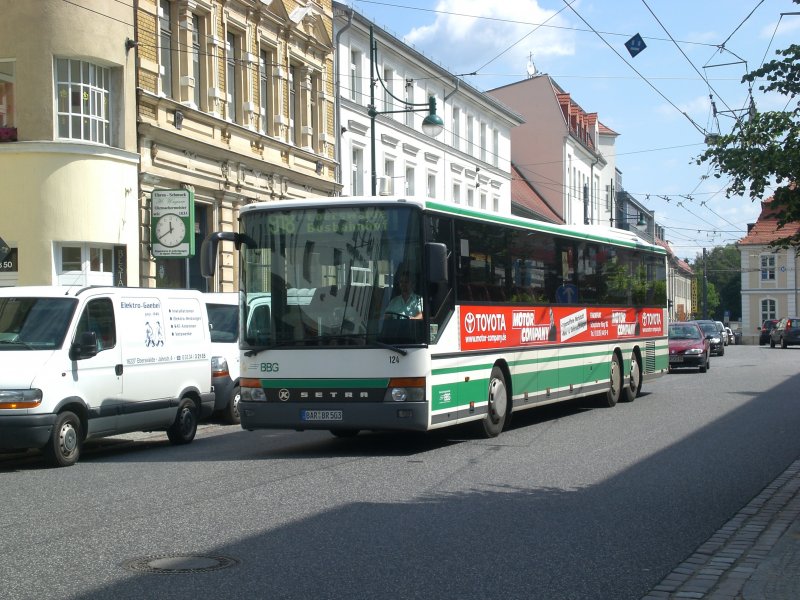 Setra S 300er-Serie auf der Linie 918 nach Busbahnhof an der Haltestelle Marktplatz.