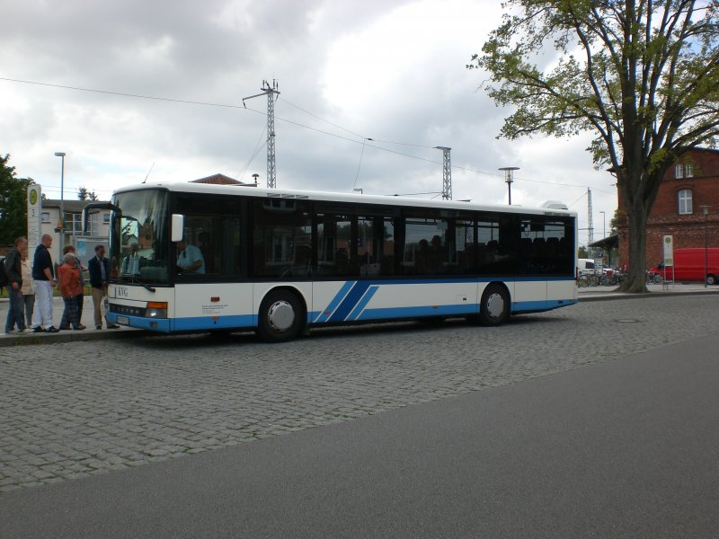 Setra S 300er-Serie NF auf der Linie 211 am Bahnhof Ribnitz-Damgarten.
