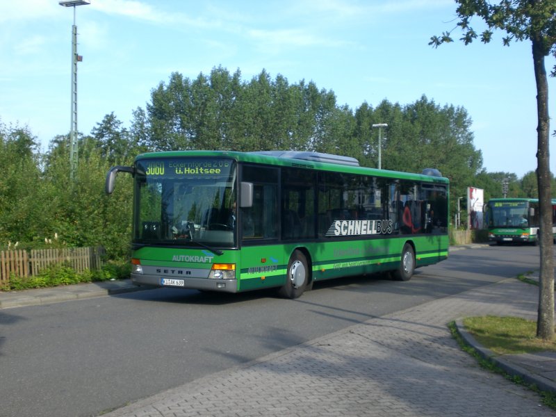 Setra S 300er-Serie NF auf der Linie 3060 am Bahnhof Eckernfrde.