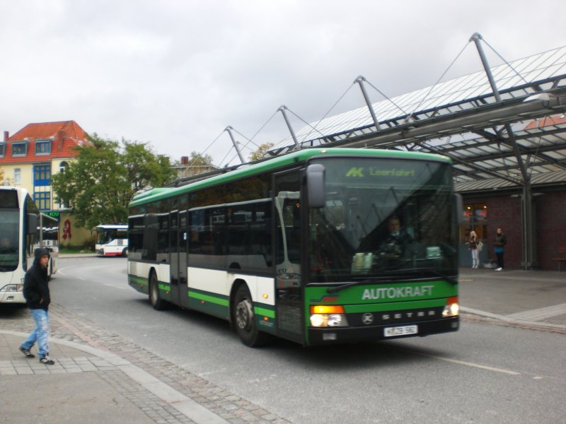 Setra S 300er-Serie NF auf Betriebsfahrt am ZOB/Hauptbahnhof.