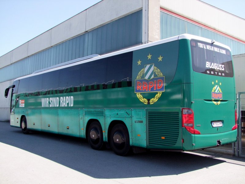 SETRA-S417GT-HD Mannschaftsbus des SK RAPID-Wien(sterr. Rekordmeister); die 3Sterne bedeuten wohl, da sie von der  Dorfmannschaft Ried  mit 3:0 nach Hause geschickt worden sind :-); 090517
