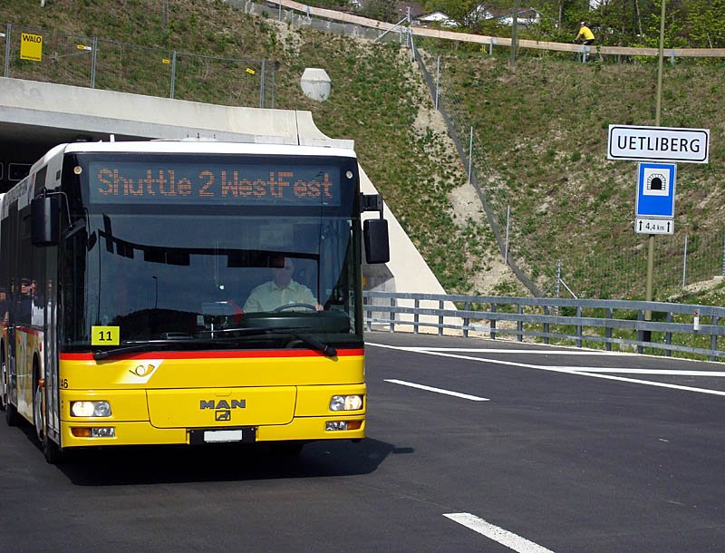 Shuttle-Betrieb mit Gelenk-Postbussen anlsslich WestFest (Erffnung Uetlibergtunnel), 25. April 2009