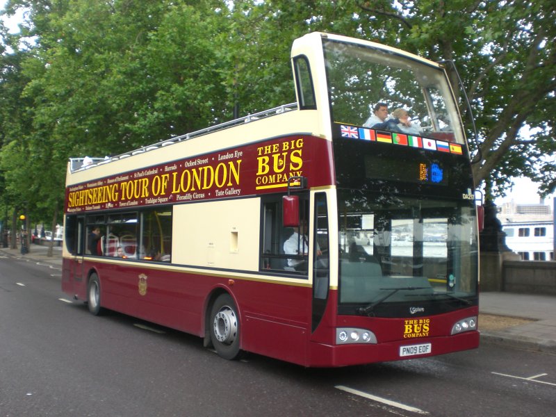 Sightseeing-Tour-Bus in der Victoria-Embankment in der Nhe des Big Ben.