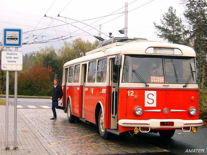 Skoda 9Tr HT 28 Nr. 12 der Stadtverkehrsbetriebe Ceske Budejovice (Budweis) in Plzen bei 145 Jahre Skoda Plzen. Endstelle Doudlevce, Tyrsuv most (Tyrs-brcke), 16. 10. 2004. Nr. 339 hinter dem Stirnfenster bedeutet, dass dieser Fahrzeug aus Plzen stammt - dort war in 1981 geliefert und bis mitte 90ern betrieben, nach Budweis war er als ein Wrack verkauft, da komplett restauriert und umgebaut fr Betrieb unter erhhtem Spannung 750 V.