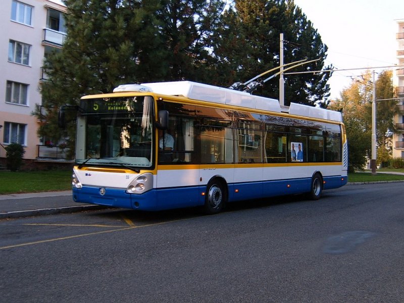 Skoda-Irisbus 24Tr #55 wartet an der Endhaltestelle der Linie 5  Panska Pole . Erste Betriebstag der neuen 24Tr, 13. 10. 2006