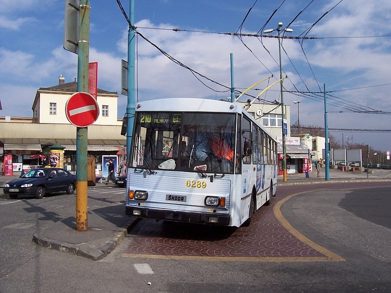 Skoda-Obus Nr. 6289 der Linie 210 vom Bratislava Hlavna Stanica (Hauptbahnhof) zum Stanica Mlynske Nivy (Zentralen Busbahnhof) am 18.03.2007 am Hauptbahnhof.