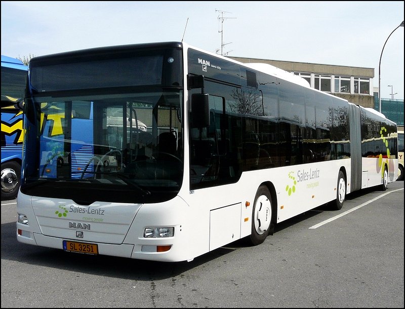 (SL 3251) MAN Gelenkbus der Firma Sales Lentz aus Bascharage war am 27.04.08 in Luxemburg-Hollerich ausgestellt.
